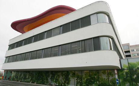 Budova akutního píjmu s heliportem v nemocnici Hradec Králové