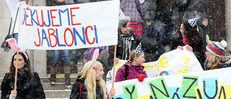 ci jabloneckho gymnzia U Balvanu protestuj proti ruen sv koly.