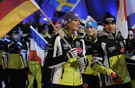 Nmetí reprezentanti Maria Rieschová a Felix Neureuther  pi slavnostním zahájení mistrovství  svta ve sjezdovém lyování v Garmisch-Partenkirchenu.