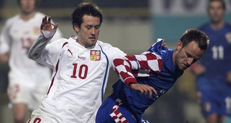 Tomá Rosický v souboji s chorvatským protihráem Rakitiem