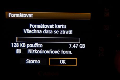 Pamovou kartu zformtujte ve fotoapartu hned ped prvnm pouitm