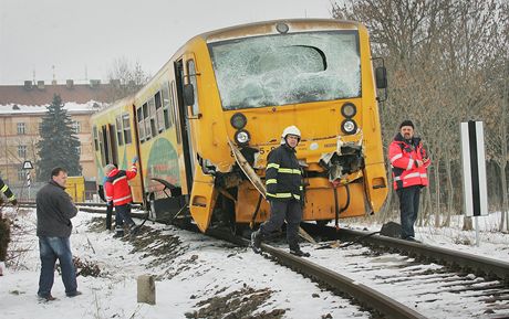 Sráka vlak ve Vodanech na Strakonicku. Nehodu nepeila starí ena, dalích patnáct lidí bylo zranno.