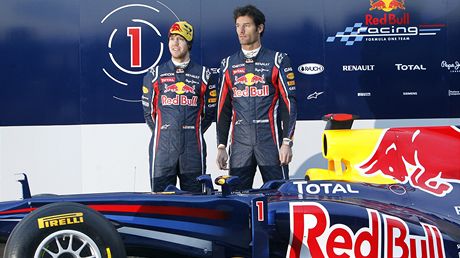 Sebastian Vettel (vlevo) a Mark Webber s monopostem Red Bull 2011.