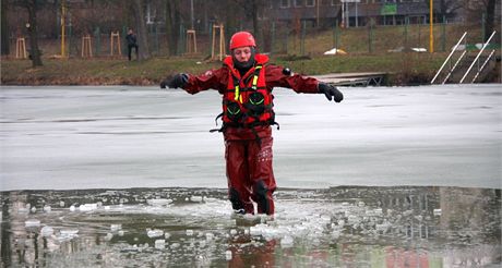 Jeden z instruktor se prv bo skrz led do studen vody.