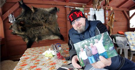Provozovatel rybníka Borka na Sokolovsku Robert Sloboda ukazuje pamtní knihu s podpisy a fotografiemi slavných rybá.