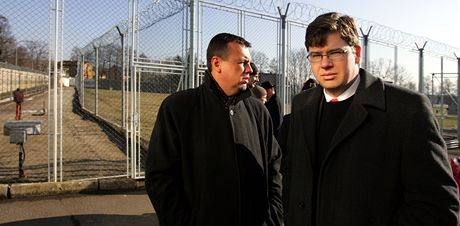 Ministr spravedlnosti Jií Pospíil (vpravo) a poslanec Jan Bure pi návtv vznice v Ostrov.