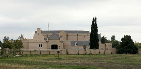 Sídlo scientologické církve nedaleko msta Hemet v Kalifornii. Uvnit prý ije 800 len organizace 
