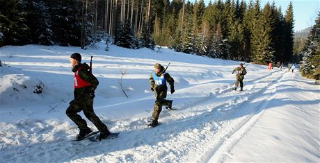 astnci 17. ronku mezinrodnho extrmnho zvodu tlennch vojenskch hldek Winter Survival 2011.