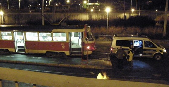 Kriminalisté vyetují stelbu v tramvaji na zastávce Nádraí Hostiva. (5. února 2011)