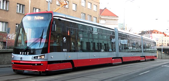 Nová tramvaj koda 15T ForCity na své první jízd Prahou. (5. února 2011)