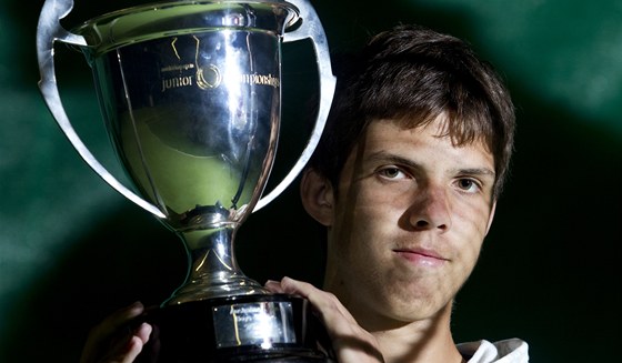 Jií Veselý s pohárem pro vítze juniorky na Australian Open 2011