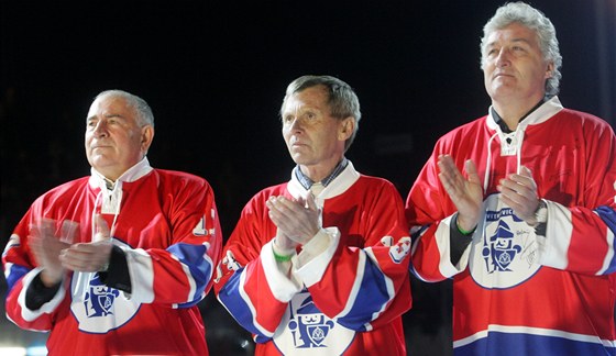 Hokejisté, kteí v roce 1981 vyhráli s Vítkovicemi mistrovský titul. Zleva: Milo Hola, Zbynk Neuvirth a Milo íha.   