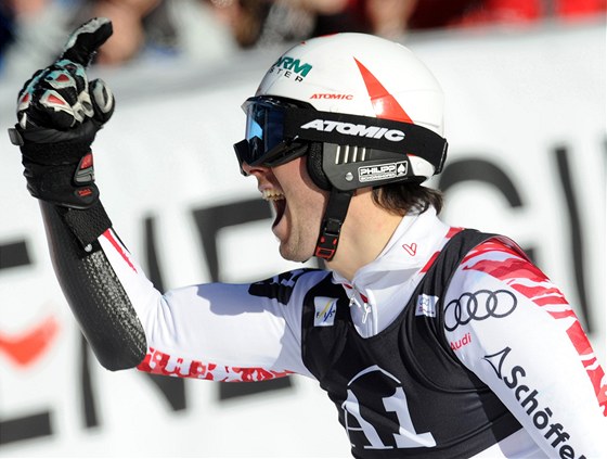 Philipp Schörghofer se raduje ze svého vítzství v obím slalomu v v Hinterstoderu 