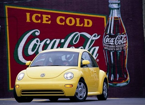 VW New Beetle. prvn novodob brouk se pedstavil v sriov podob v roce 1998.