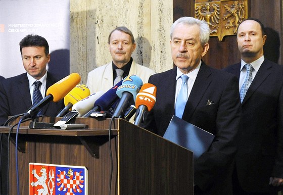 Ministr zdravotnictví Leo Heger (druhý zprava) hovoí na briefingu po dalím kole rozhovor k penzm na platy léka. (3. února 2011)