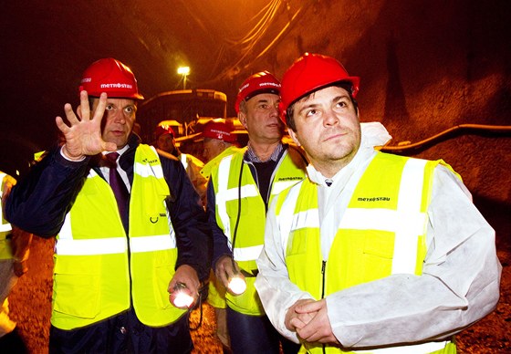 Námstek primátora Karel Bezina (vpravu) pi návtv tunelu Blanka.