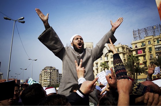 Protivládní demonstrace v centru Káhiry (únor 2011)