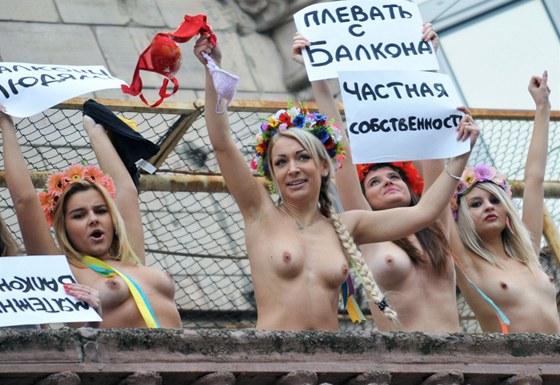 Nahotou upozornily ukrajinské aktivistky na sporný "balkonový zákon", jeho platnost má trvat po dobu fotbalového mistrovství Evropy 2012.