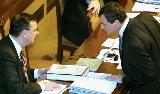 David Rath (vpravo) a Petr Neas v Poslanecké snmovn (2. února 2011)