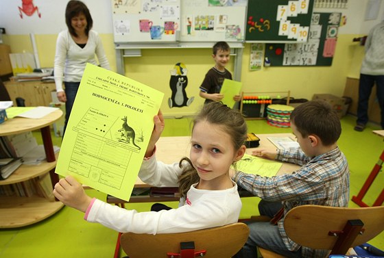 Pololetní vysvdení v Tebíi ve tíd I.A na základní kole Bartukova. 