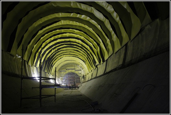 Tunel Blanka - Izolace ventilačního tunelu ještě před svařením. To je nutno...