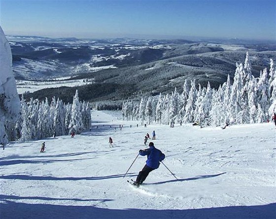 Turnikety v Rokytnici pomohly odhalit desítky pípad, kdy jeli dosplí lyai na dtské skipasy (ilustraní foto)