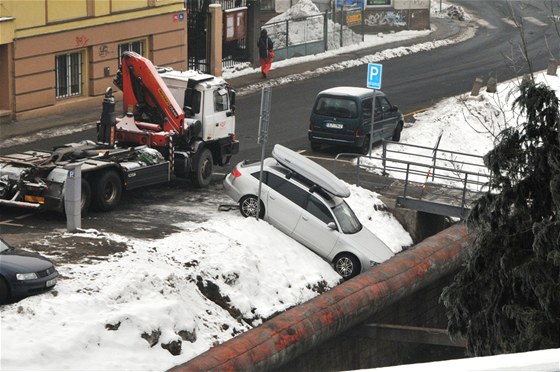 idi Audi zapomnl pi parkování vypnout motor a vz mu málem skonil v ece.