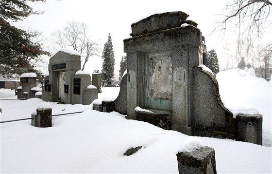 Poničené a neudržované německé hrobky na jabloneckém hřbitově.
