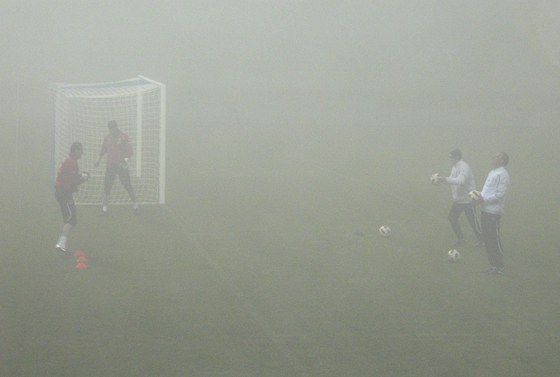 Trénink eských fotbalist v chorvatské Pule zkomplikovala hustá mlha.
