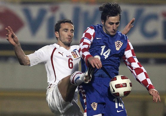 ÚTOK KOPAKOU. eský fotbalista Tomá Sivok (vlevo) oste brání Nikolu Kalinie z Chorvatska. 