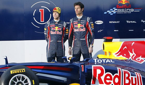 Sebastian Vettel (vlevo) a Mark Webber s monopostem Red Bull 2011.