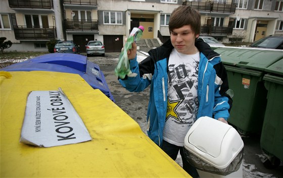 Jak upozoruje cedulka na kontejneru, spolu s plastem do nj nyní mohou lidé v Ostrav házet i plechové obaly.