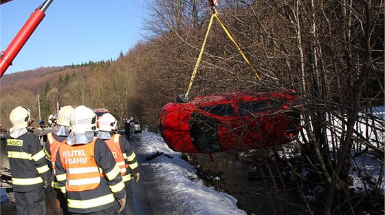 Hasii vyproují auto, které se pevrátilo do koryta eky.