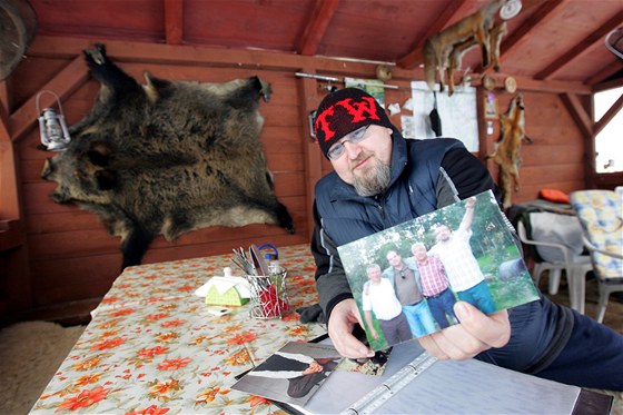 Provozovatel rybníka Borka na Sokolovsku Robert Sloboda ukazuje pamtní knihu s podpisy a fotografiemi slavných rybá.