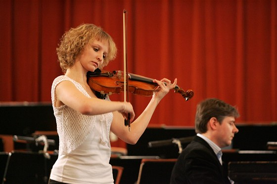 Konkurzu do Karlovarského symfonického orchestru se zúastnila i houslistka Pavlína Krejová. 
