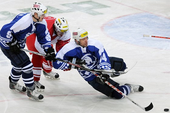 V RETRODRESECH. Hokejisté Slavie (uprosted Jakub Sklená) a Plzn (vlevo Martin Heman, vpravo Jaroslav Modrý) nastoupili v historických dresech.