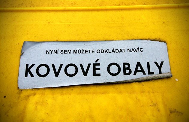 Do lutých nádob na plastový odpad je v Ostrav nyní moné házet i kovy.