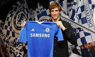 VYTOUENÝ DRES. Fernando Torres po pestupu do Chelsea záí tstím.
