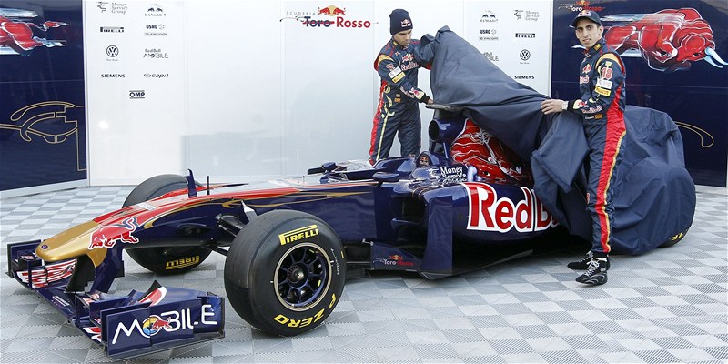 Jaime Alguersuari (vlevo) a Sébastien Buemi odhalují nový monopostu Toro Rosso STR06.