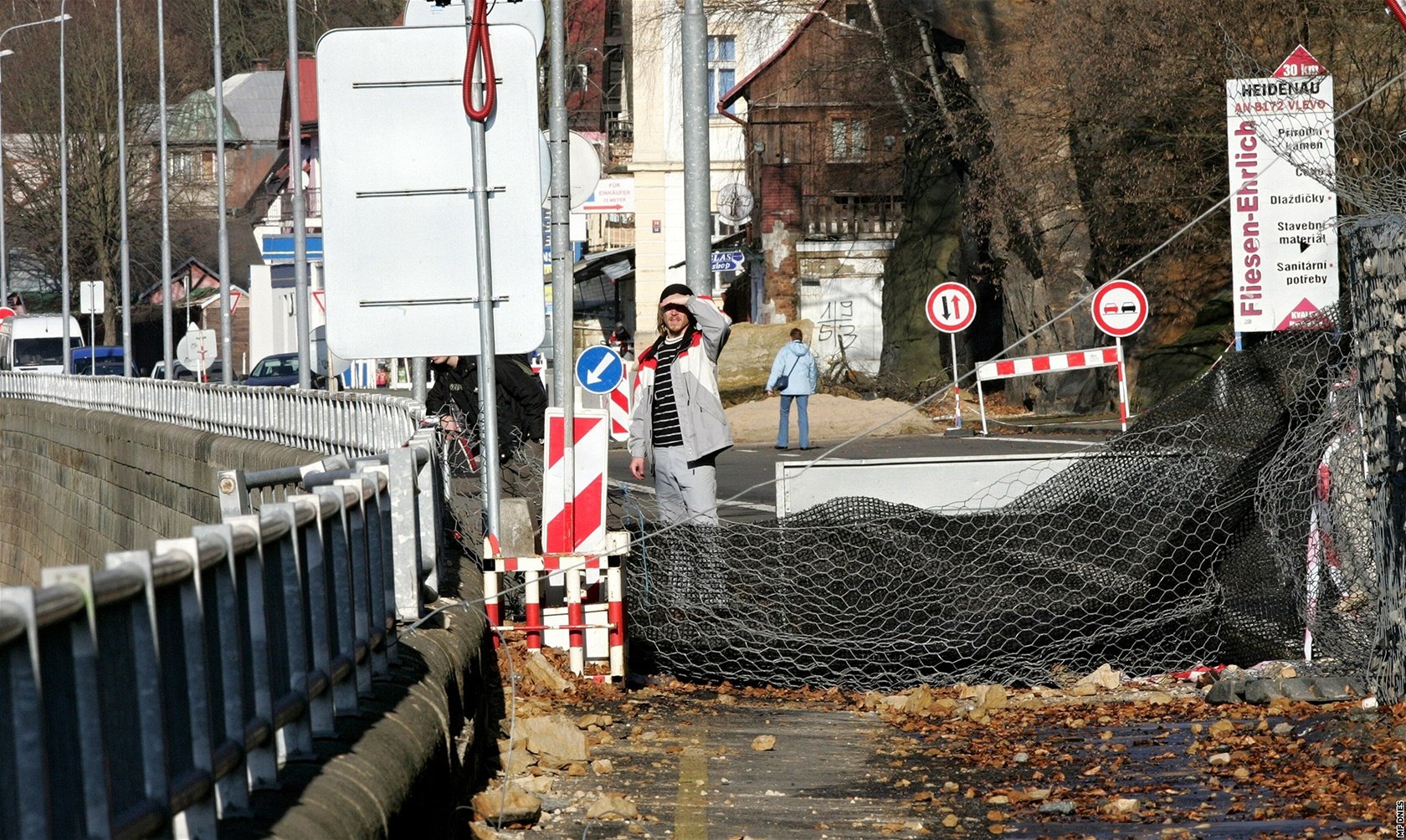 H�ensko je známé tím, �e je su�ované pravidelnými záplavami a nestabilními skalními bloky, které mohou ka�dou chvíli spadnout.