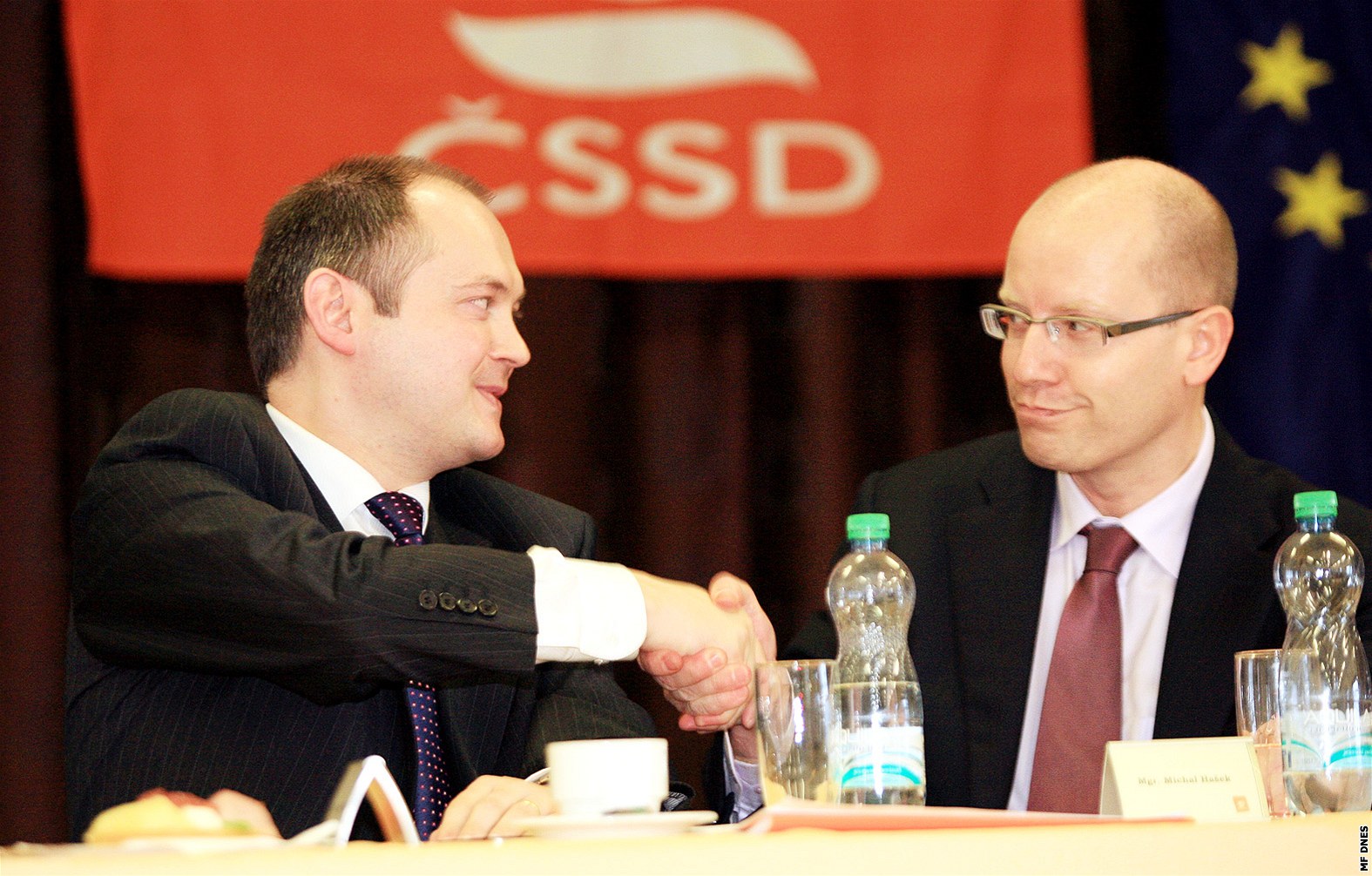 KANDIDÁTI. Na p�edsedu �SSD kandidují Michal Ha�ek (vlevo) a Bohuslav Sobotka.