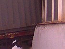 Vagón nákladního vlaku vjel na ikov do nádraní budovy.