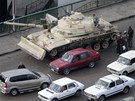 V ulicích Káhiry hlídkují tanky (1. února 2011)