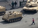Tanky egyptské armády v ulicích Káhiry (1. února)