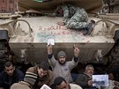 Egypttí demonstranti pespali na káhirském námstí Tahrír pod pásy tank (7....
