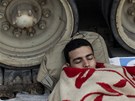 Demonstranti na káhirském námstí Tahrír si ustlali pod pásy tank (7. února...