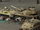 Odprci prezidenta Mubaraka pespávají na káhirském námstí Tahrír pod pásy tank (9. února 2011)