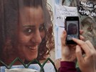 Egypané si prohlíí portréty zabitých demonstrant na káhirském námstí Tahrír (9. února 2011)