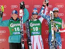 Rakuan Hannes Reichelt (uprosted) slaví vítzství v závodu superobího slalomu v Hinterstroderu. Vlevo stojí druhý Benjamin Reich, vpravo tetí Bode Miller.   