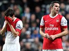 TO JE K NEVÍE. Cesc Fabregas (vlevo) a Robin van Persie jsou zklamaní poté, co Arsenal neudrel tygólový náskok a s Newcastlem nakonec pouze remizoval.